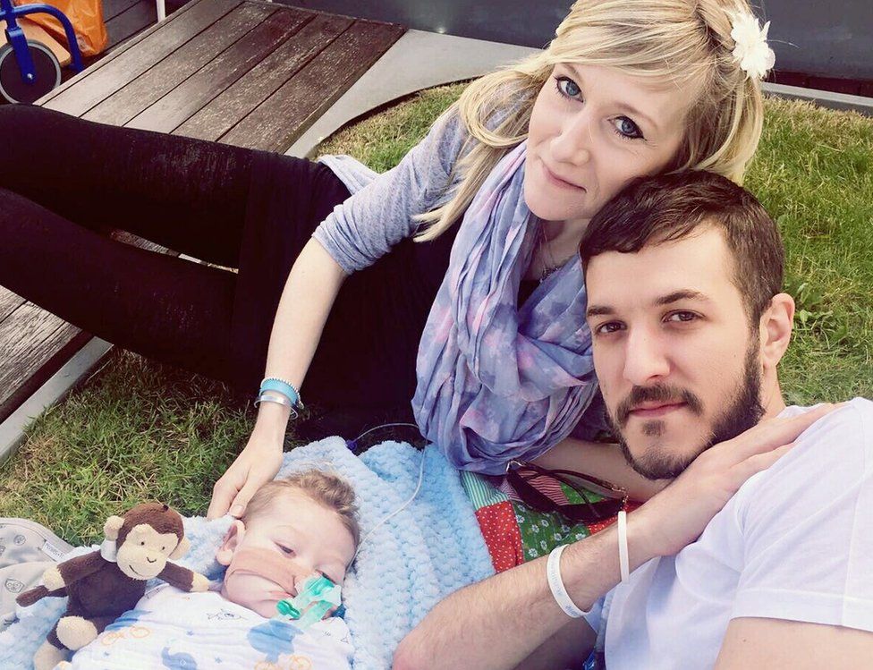 Charlie Gard con i genitori